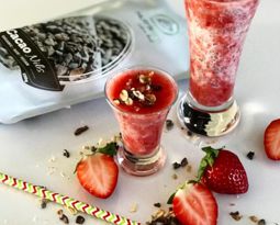 Jahodové smoothie s kousky kakaa